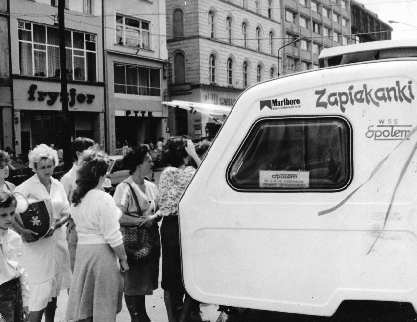 Młoda kapustka na Świdnickiej, koronkowe majtki na pl. Wolności. 30 lat temu we Wrocławiu handlowano wszystkim i wszędzie [ZDJĘCIA]