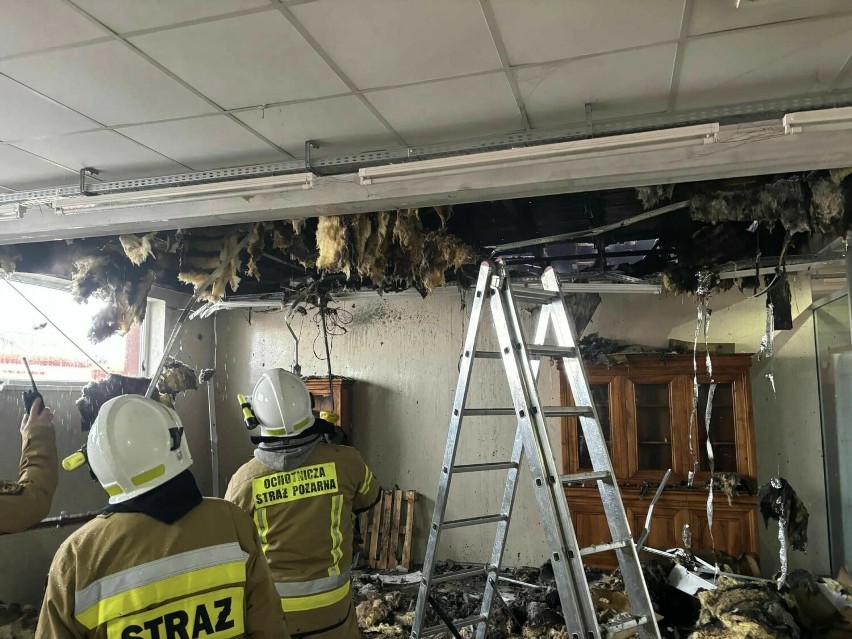 Pożar poddasza w budynku starej Biedronki w Starej Kiszewie. W akcji 12 zastępów straży pożarnej 
