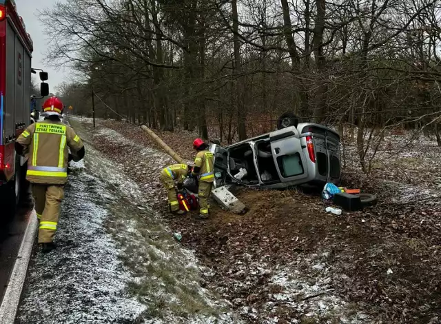 Wypadek na trasie Leszno - Góra. Samochód wpadł z drogi i dachował