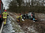 Wypadek na trasie Leszno - Góra. Samochód wypadł z drogi i dachował. Na drogach jest niebezpiecznie - ostrzega policja