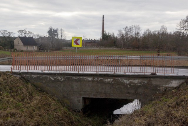 Prace obejmą dwukilometrowy odcinek tej ważnej dla regionu drogi przebiegającej przez Boroszów. Oprócz rozbiórki i budowy na nowo mostu, przebudowane zostaną skrzyżowania, powstanie ścieżka dla pieszych i rowerzystów oraz zatoki autobusowe.