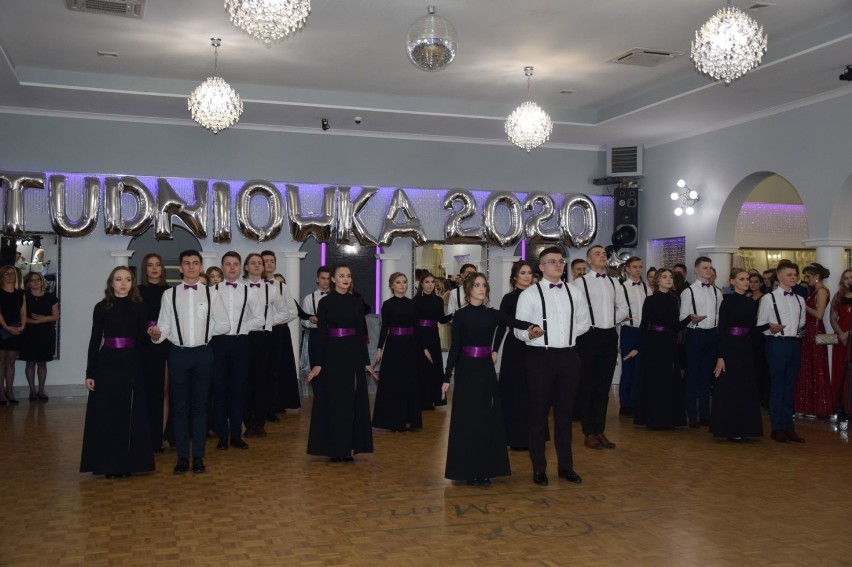 Studniówka 2020 Liceum Ogólnokształcącego imienia Mikołaja Kopernika w Radomiu. Szampańska zabawa trwała przez całą noc