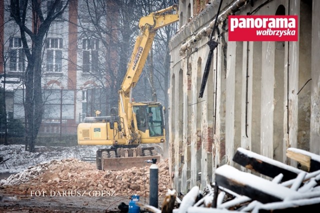 Po tym jak w marcu 2014 r. wyburzono obiekty po zajezdni, działka przy ul. Armii Krajowej w Wałbrzychu stała się nagle atrakcyjna dla inwestorów