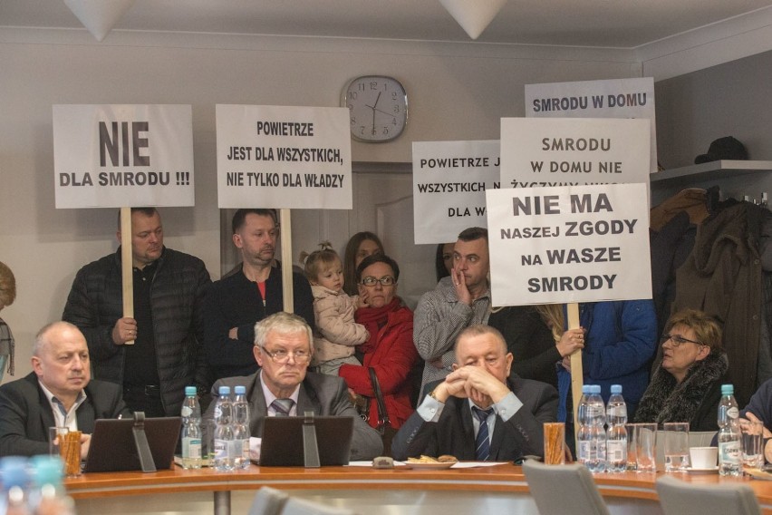 Na zdjęciu: protest przeciwników mączkarni w trakcie sesji...