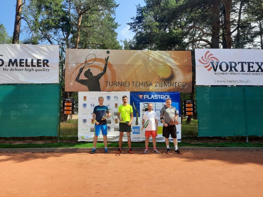 Czarne. Tenis Ziemny. Para P.Hibner/D.Tucki pewnie zmierzają po podium w D.Meller lidze debla