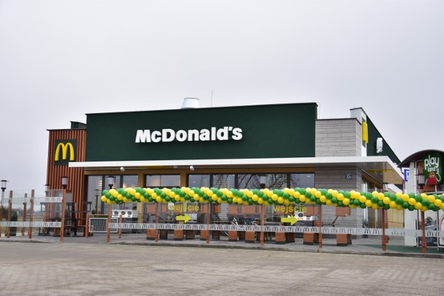 Tak wygląda pierwsza w Żninie restauracja McDonald's. Zdjęcia zrobiliśmy na kwadrans przed otwarciem, w niedzielę 28 lutego 2021 roku.