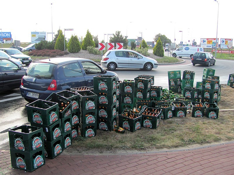 Kalisz: Skrzynki z piwem wypadły z ciężarówki na Rondzie Solidarności. ZDJĘCIA