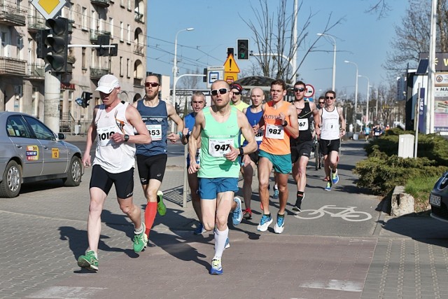 Ponad 1000 biegaczy wystartowało na ul. Na Niskich Łąkach na trasę H2O Wrocław Półmaratonu