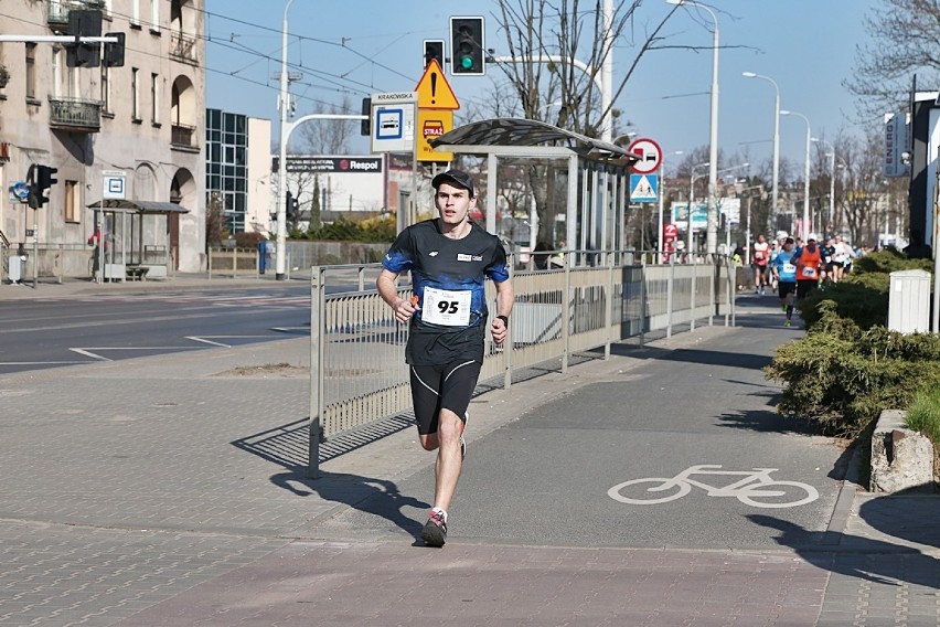 Ponad 1000 biegaczy wystartowało na ul. Na Niskich Łąkach na...