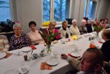 Dzień Kobiet w Klubie Seniora SzOK. Piękne życzenia, kwiaty i muzyka!