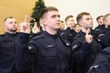 Czterej nowi policjanci w Komendzie Powiatowej Policji w Rawiczu. Złożyli uroczyste ślubowanie i wkrótce rozpoczną pracę