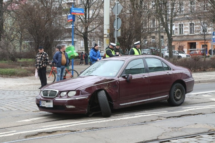 Rover zablokował torowisko na ul. Pomorskiej we Wrocławiu