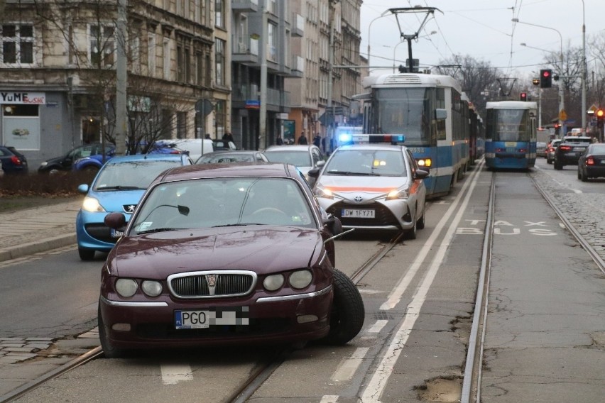 Rover zablokował torowisko na ul. Pomorskiej we Wrocławiu