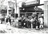 Tak wyglądał pierwszy McDonald's w Poznaniu. Działał od 1994 roku. Mamy niezwykłe archiwalne zdjęcia!