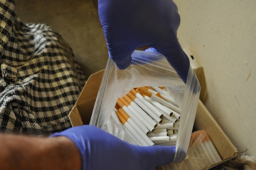 Policja w Kaliszu zatrzymała 44-latka, który handlował nielegalnymi papierosami. ZDJĘCIA