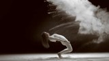 Tancerka kręci się w chmurze z proszku. Zobaczcie niesamowite wideo