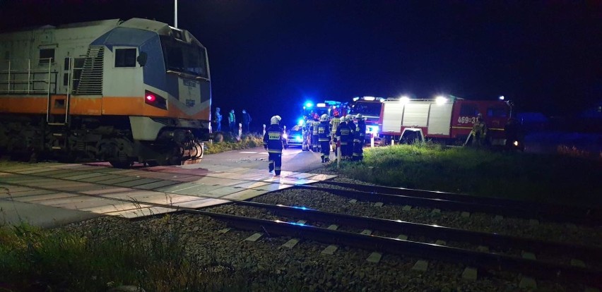 Bus z pasażerami w Otmuchowie wjechał pod lokomotywę na przejeździe kolejowym