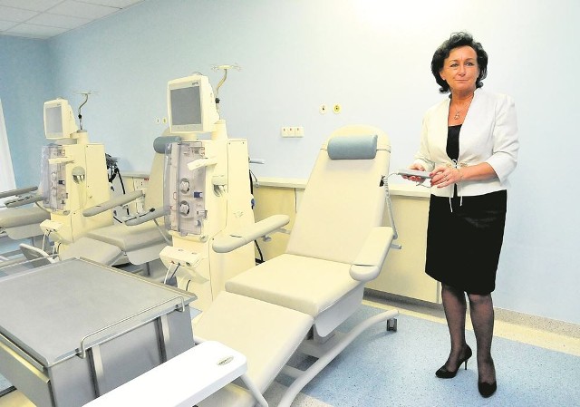 Nowy oddział nefrologii i stacji dializ otwarto w styczniu tego roku (na zdjęciu Grażyna Krulik, dyrektor WSzZ)