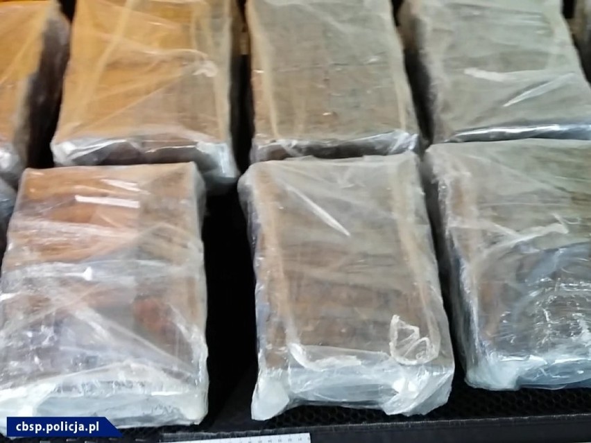 Policjanci zabezpieczyli prawie 54 kilogramy narkotyku.