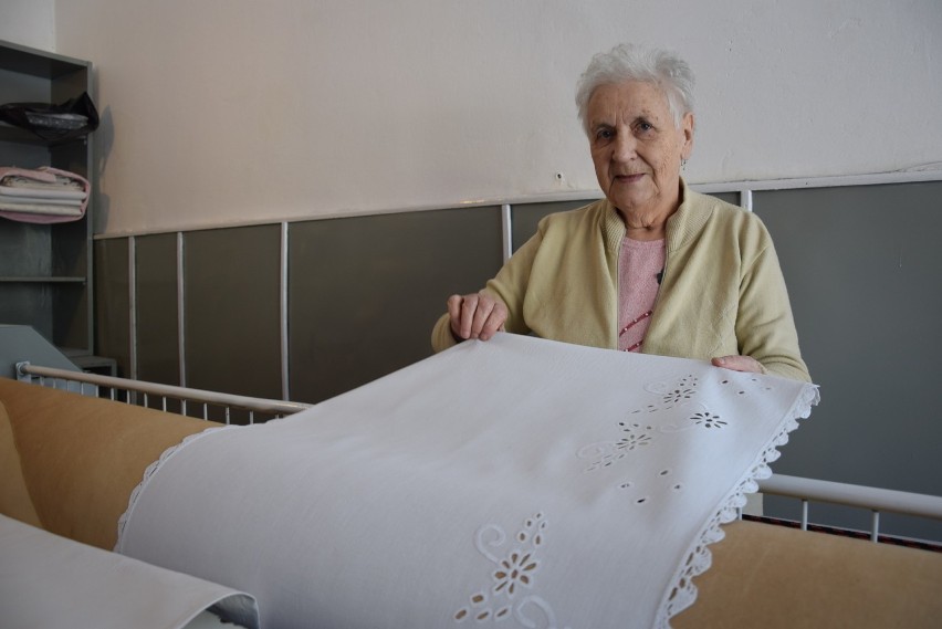 Oświęcim. Czesława Piasecka już pół wieku z powodzeniem magluje ludziom pranie. Fachu nauczyła syna 