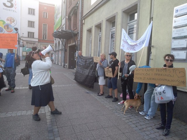 Protest wspierający osoby niepełnosprawne pod siedzibą PiS w Gdańsku