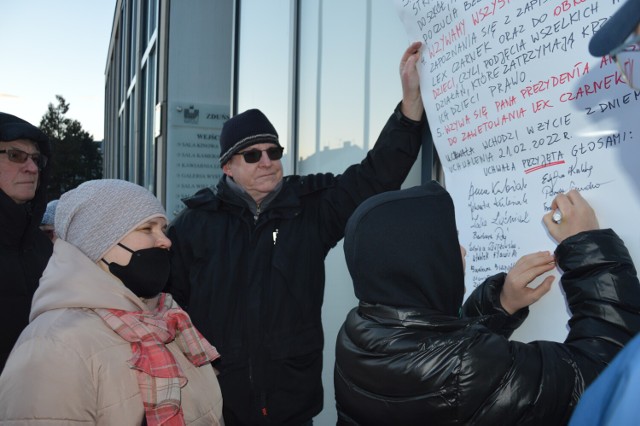 Protest przeciw Lex Czarnek w Zduńskiej Woli. Uczestnicy żądają weta prezydenta RP