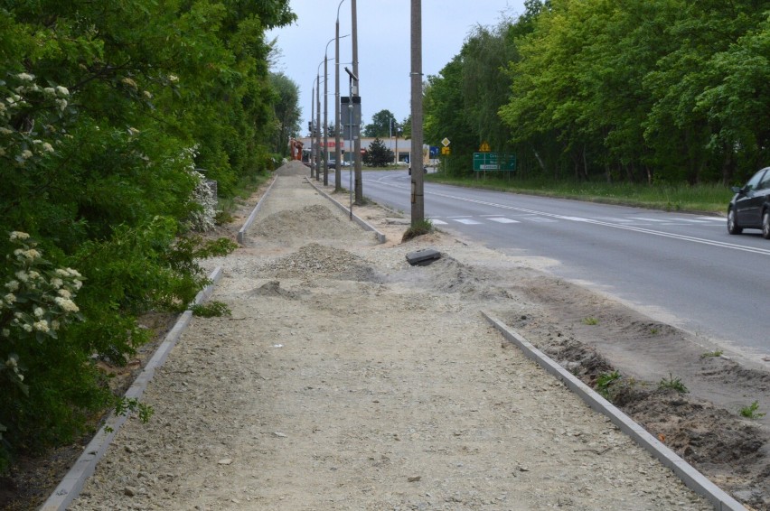 Budowa ścieżki rowerowej na ulicy Poznańskiej w Rawiczu (17.05.2022)