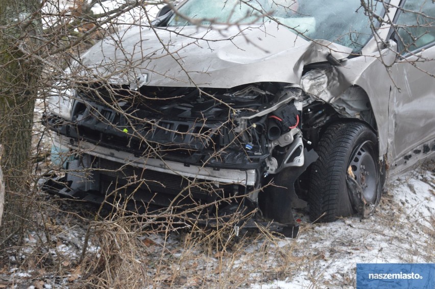 Wypadek na ul. Toruńskiej we Włocławku. Dwie osoby trafiły do szpitala [zdjęcia]