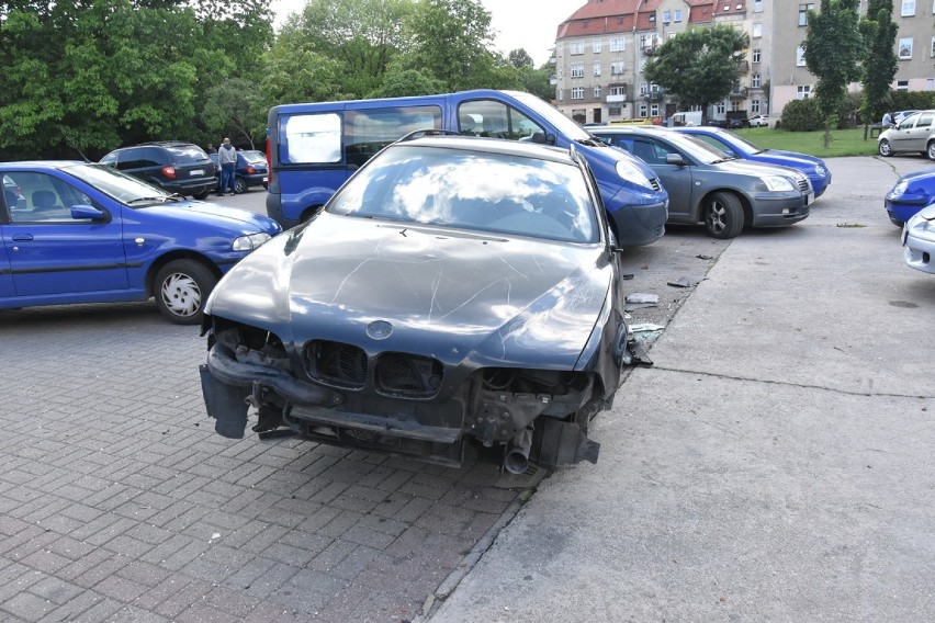 Zobaczcie jak wandale zniszczyli auto w Legnicy.