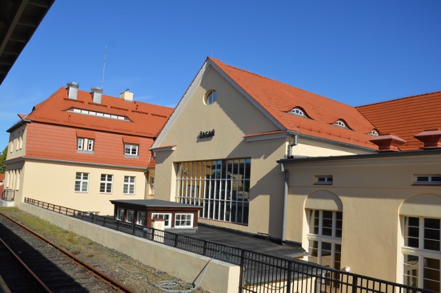 Wybierz się na spacer na dworzec PKP w Żaganiu i zobacz nowe eksponaty na peronie pierwszym!