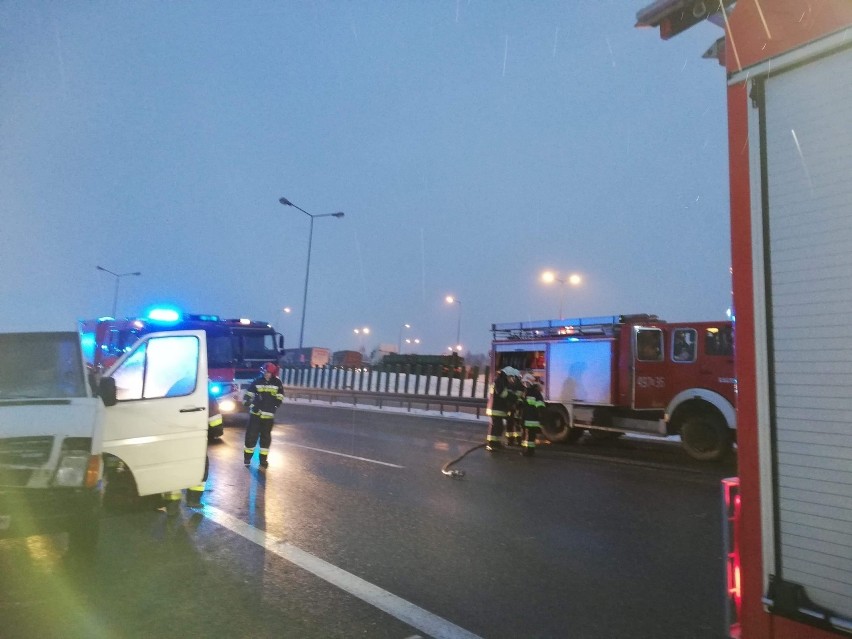 Na autostradzie A4 pod Górą św. Anny bus zderzył się z ciężarówką [zdjęcia]