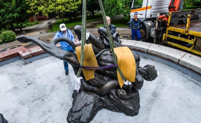 Prace związane z odrestaurowaniem rzeźby mężczyzny walczącego z wężem pochłonęły ok. 65 tys. zł