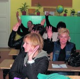 Część radnych nie przyszła na sesję w sprawie Szkoły Podstawowej nr 1 w Rumi. Rodzice są oburzeni