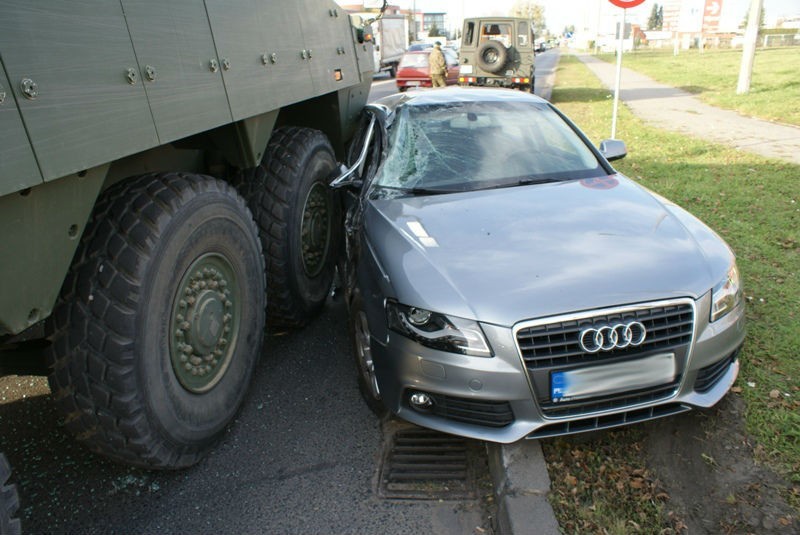 Poznań: Zderzenie Rosomaka z Audi na rondzie Obornickim [ZDJĘCIA, WIDEO]