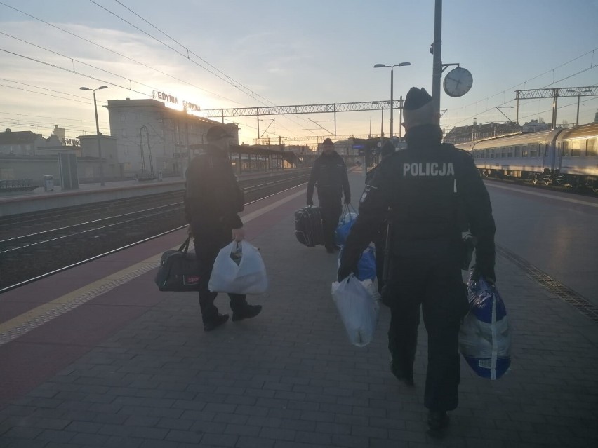 Policjanci z powiatu gdańskiego dbają o bezpieczeństwo i pomagają uchodźcom z Ukrainy | ZDJĘCIA