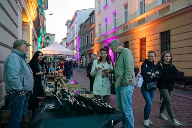 W piątek na ul. Batorego w Bydgoszczy odbył się pierwszy bydgoski nocny targ. Podczas imprezy Nocny Batory była dobra muzyka, pyszne jedzenie oraz wielu wystawców z naszego regionu. Zobaczcie naszą fotorelację!