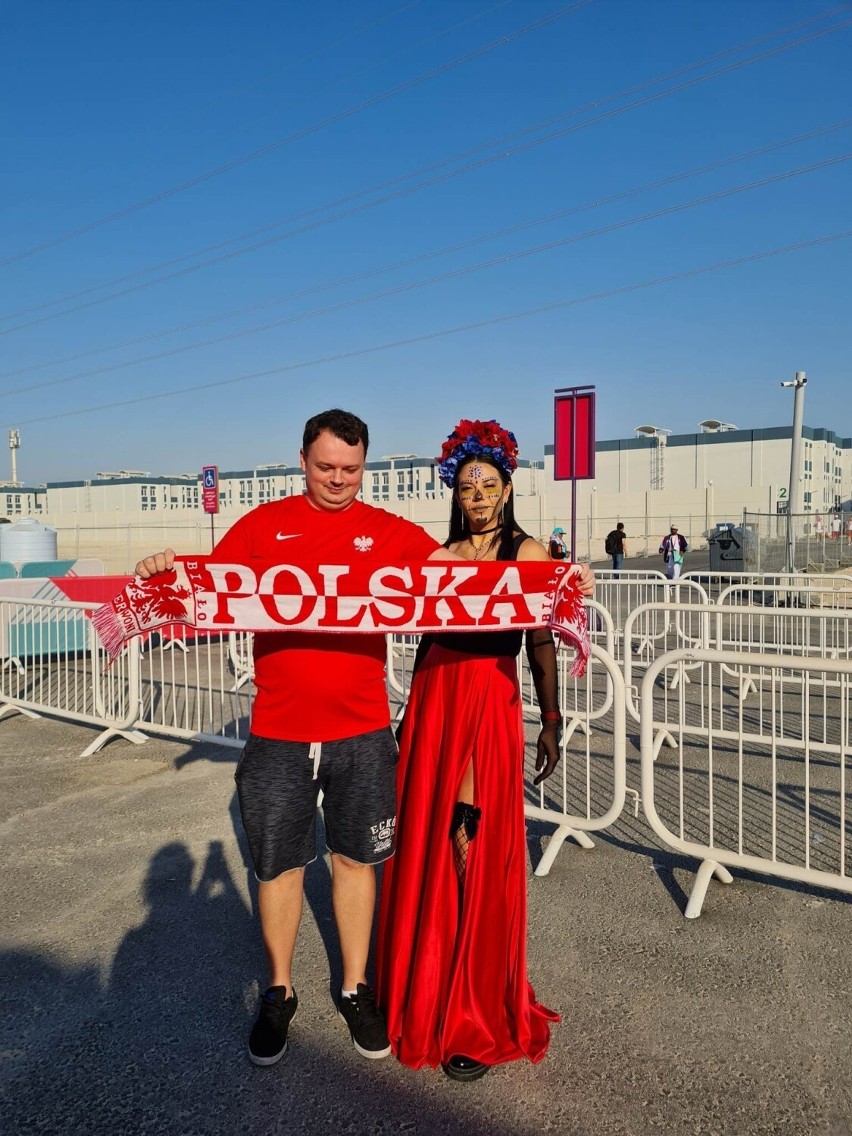 Kolejna fotografia z oryginalną, piłkarską fanką.