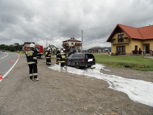 Pożar samochodu w Trzetrzewinie: spłonął opel [ZDJĘCIA]