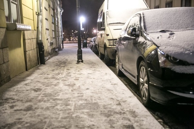 Po opadach śniegu chodniki i drogi będą śliskie - ostrzegają synoptycy.