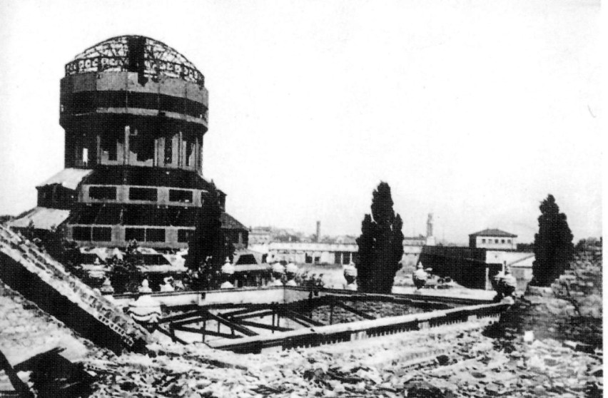 Rok 1945. Ruiny wieży straszyły jeszcze przez dwa lata.