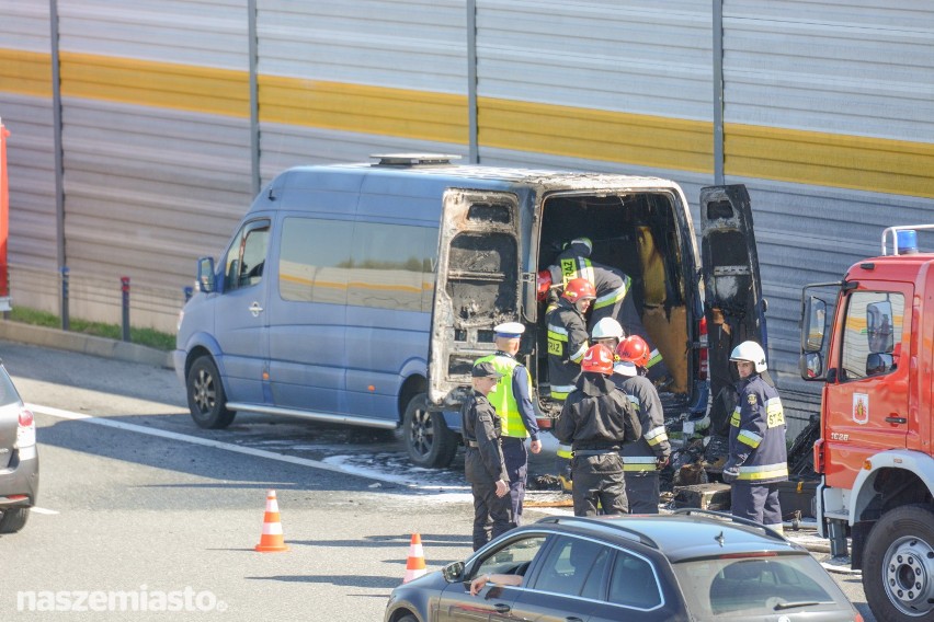 Bus zespołu Bokka stanął w ogniu na autostradzie pod Grudziądzem [wideo, zdjęcia]