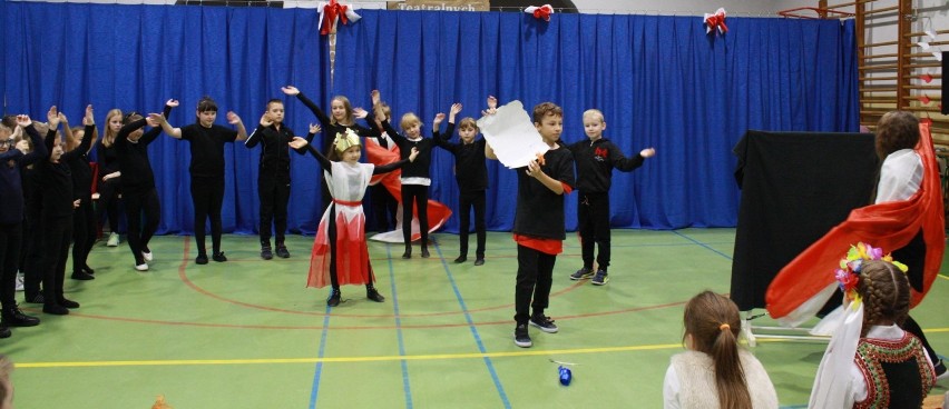 Malbork. Teatrzyki szkolne tym razem na 100-lecie niepodległości [ZDJĘCIA]. Pierwsze miejsca dla Świetlików i Siloe