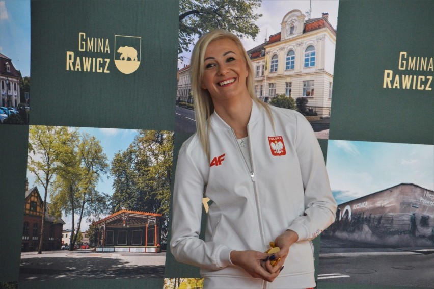 Rawicz. Karolina Kucharczyk przywitana w szkole w Sarnowie. Dostała nagrodę finansową za medal mistrzostw i rekord świata [ZDJĘCIA]