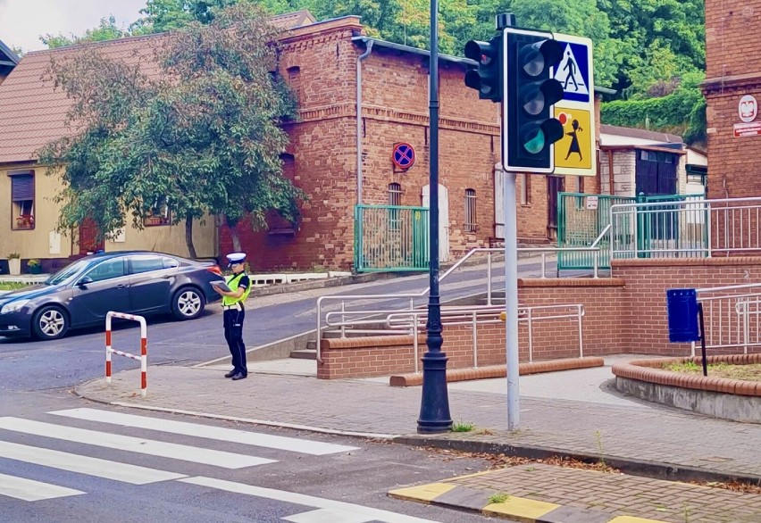 Czarnkowscy policjanci przygotowują się do rozpoczęcia roku szkolnego. Co takiego robią? 