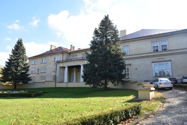 W dawny Pałacu Sanguszków obecnie mieści się Zespół Szkół Ekonomiczno-Ogrodniczych