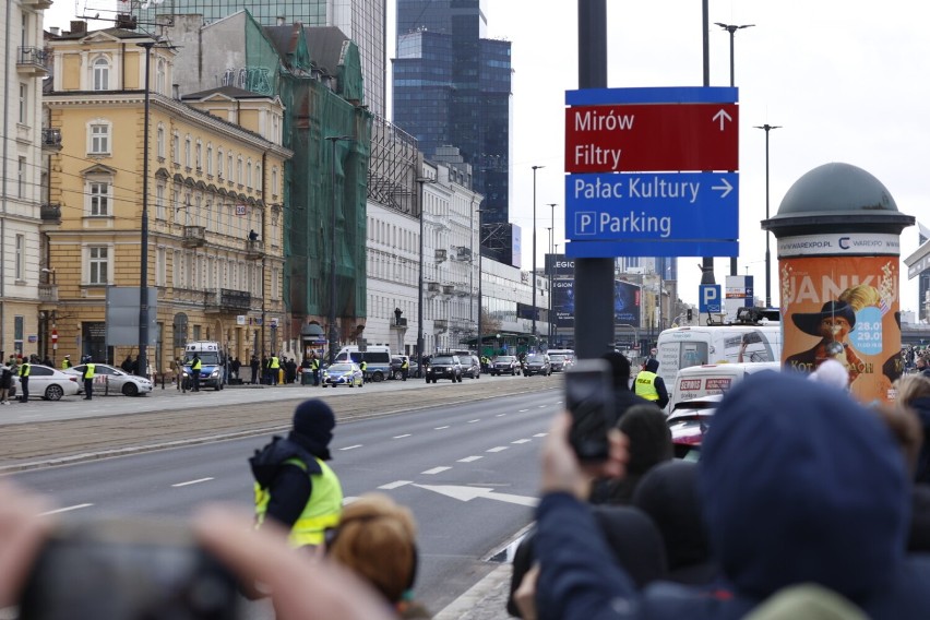 Prezydencka kolumna przejechała ulicami Warszawy. Mieszkańcy...