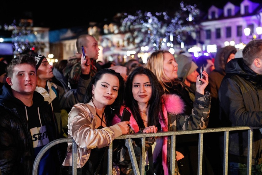 Tłum bawił się na płycie rzeszowskiego Rynku podczas imprezy...