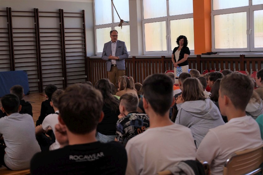 „Bezpieczne wakacje”. W Radomsku rozpoczął się cykl szkoleń dla uczniów szkół podstawowych. ZDJĘCIA