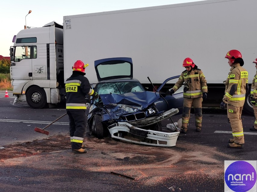 Wypadek z udziałem osobowego BMW i ciężarówki pod...