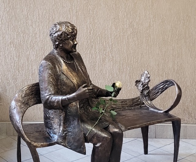W westybulu Akademii WSB w Dąbrowie Górniczej stanęła ławeczka - pomnik z postacią Barbary Pikiewicz, założycielki i kanclerza Akademii WSB
